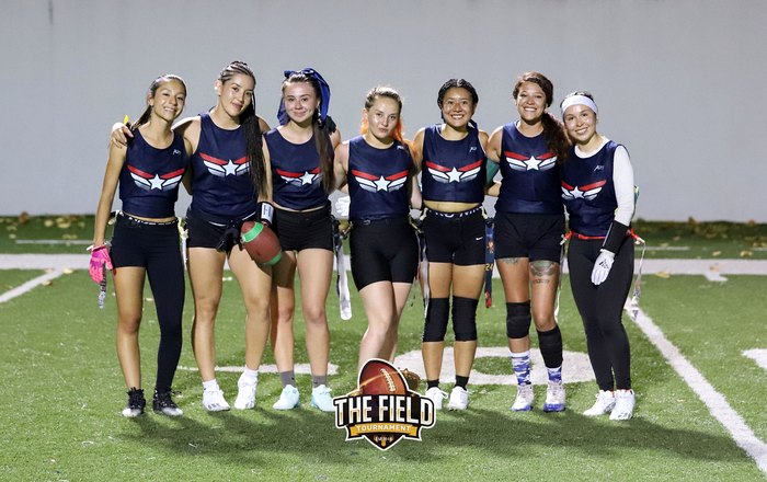 Equipo femenino de flag football en la cancha